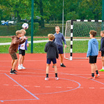 Młodzi chłopcy podczas gry w piłkę nożną