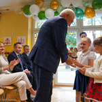 Prezydent Tadeusz Truskolaski wręcza statuetkę dziewczynce 