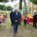 Prezydent Tadeusz Truskolaski na placu zabaw 