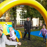 Zastępca prezydenta Przemysław Tuchliński podczas zabaw z dziećmi 
