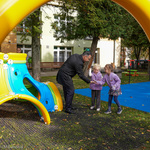 Dzieci przybijają piątkę z zastępcą prezydenta Przemysławem Tuchlińskim 