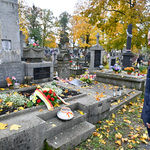 Zastępca prezydenta Rafał Rudnicki składa hołd przy grobie