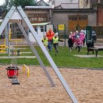 Dzieci wbiegają na plac zabaw 