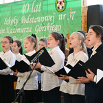Chór szkolny śpiewa podczas uroczystości