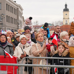 Białostoczanie świętujący Narodowe Święto Niepodległości stoją na Rynku Kościuszki