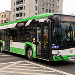 Autobus BKM poruszający się ulicami miasta 