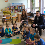 Dzieci wraz z zastępcą prezydenta Przemysławem Tuchlińskim oglądają teatrzyk