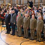 Zastępca prezydenta Rafał Rudnicki oraz mundurowi stoją na baczność podczas uroczystości