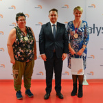Zastępca prezydenta Przemysław Tuchliński pozuje do zdjęcia z dwoma wolontariuszkami 