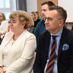 Dyrektor Departamentu Edukacji Wiesława Ćwiklińska oraz zastępca prezydenta Rafał Rudnicki siedzą na sali 