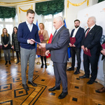 Tadeusz Truskolaski gratuluje przedstawicielowi podmiotu sportowego