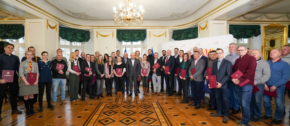 Wspólne zdjęcie prezydenta Białegostoku Tadeusza Truskolaskiego i przedstawicieli klubów, stowarzyszeń i fundacji sportowych