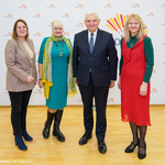 Prezydent Tadeusz Truskolaski pozuje do zdjęcia z trzema przedstawicielkami organizacji pozarządowych