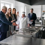 Prezydent Tadeusz Truskolaski podczas rozmów z paniami pracującymi w kuchni PS64