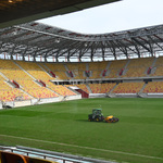 Traktor jeżdżący po murawie Stadionu Miejskiego w Białymstoku