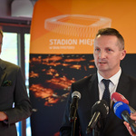 Prezes Polskiego Związku Piłki Nożnej Sławomir Kopczewski zabiera głos podczas konferencji prasowej