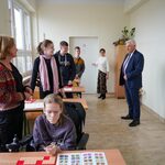 Uczniowie witają się z prezydentem Tadeuszem Truskolaskim