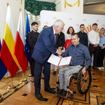 Sportowiec Rafał Czuper otrzymuje stypendium z rąk prezydenta Tadeusza Truskolaskiego 