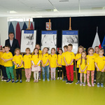 Prezydent Tadeusz Truskolaski pozuje do pamiątkowego zdjęcia z uczestnikami Primary school