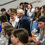 Prezydent Tadeusz Truskolaski siedzi wśród młodzieży 