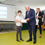 Prezydent Tadeusz Truskolaski gratuluje młodemu uczniowi