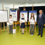 Trzy nagrodzone osoby pozują do pamiątkowego zdjęcia z prezydentem Tadeuszem Truskolaskim