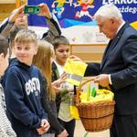 Uczniowie otrzymują odblaskowe kamizelki z rąk prezydenta Tadeusza Truskolaskiego 