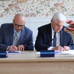 Prezydent Tadeusz Truskolaski podczas podpisania umowy