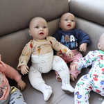 Cztery lalki siedzące na kanapie 