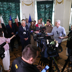 Prezydent Tadeusz Truskolaski odpowiada na pytania dziennikarzy, obok stoją uczestnicy wydarzenia