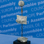 Zbliżenie na Nagrodę Muzealną Rady Europy. Statuetka– rzeźba autorstwa Joana Miró, jednego z najwybitniejszych przedstawicieli surrealizmu
