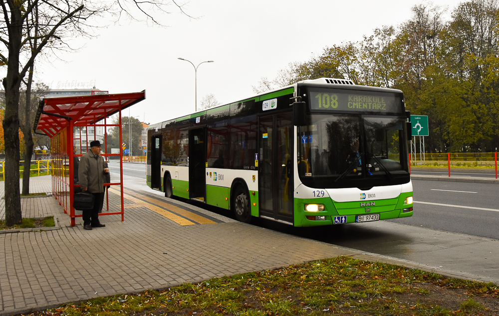 Autobus komunikacji miejskiej odjeżdża z przystanku