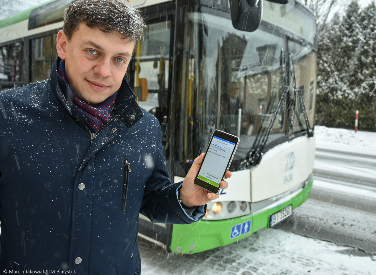 Zastępca prezydenta Robert Jóźwiak przy autobusie komunikacji miejskiej