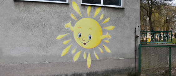 Słońce na elewacji budynku przedszkola