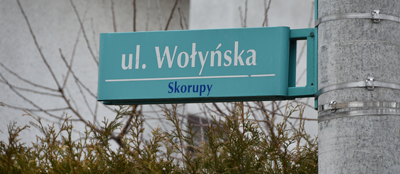Tablica z nazwą ulicy Wołyńska