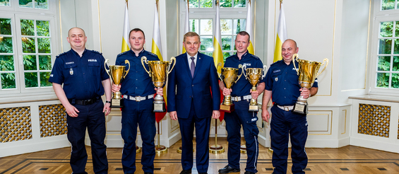 Prezydent Miasta Białegostoku Tadeusz Truskolaski oraz nagrodzeni policjanci