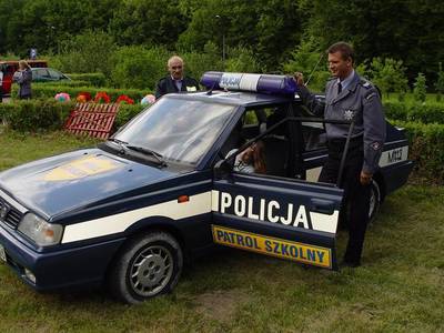Samochód policyjny z dodatkowymi oznaczeniami "Patrol szkolny"