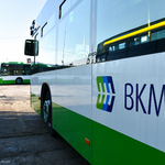 zewnętrzny bok autobusu z napisem na  BKM oraz logoBKM 