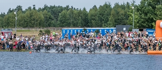 Sportowcy wbiegający do wody