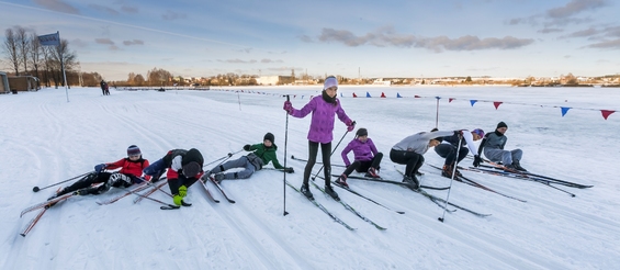 Grupa osób jeżdżąca na nartach