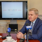 Prezydent Białegostoku Tadeusz Truskolaski przemawia na konferencji prasowej