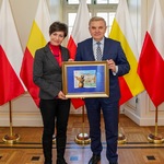 Kobieta i prezydent Białegostoku prezentują znaczek okolicznościowy