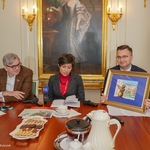 Prezentacja znaczka okolicznościowego na konferencji prasowej