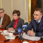 Zastępca prezydenta Rafał Rudnicki przemawia na konferencji prasowej
