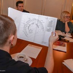 mężczyzna ogląda projekt sadu miejskiego