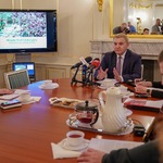 Prezydent Truskolaski siedzi przy stole i mówi do dziennikarzy