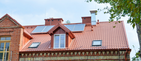 Kolektory słoneczne na dachu budynku