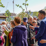 Rozdawanie drzewek owocowych w Sadzie edukacyjnym w Parku Antoniuk