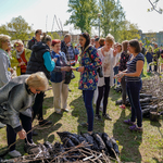 Rozdawanie drzewek owocowych w Sadzie edukacyjnym w Parku Antoniuk