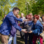 Rozdawanie drzewek owocowych w Sadzie edukacyjnym w Parku Antoniuk